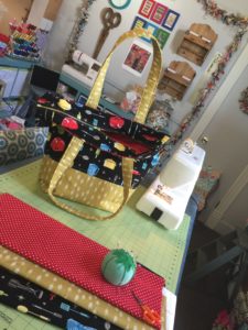 How to Sew A Retro Zippered Tote Bag by Sewspire