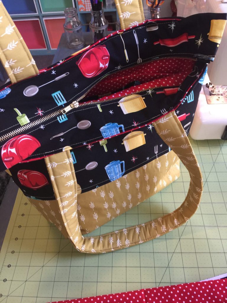 How to sew a retro zippered tote bag with removable purse organizer – SEWSPIRE
