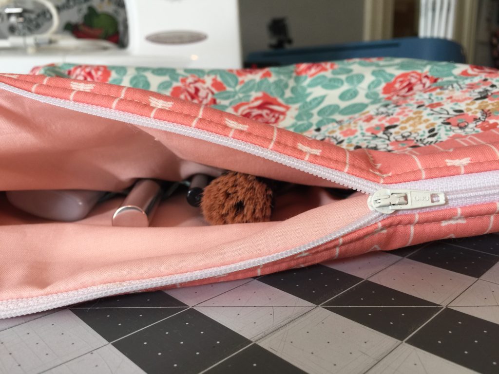 How to sew a large cosmetic bag with zippered top
